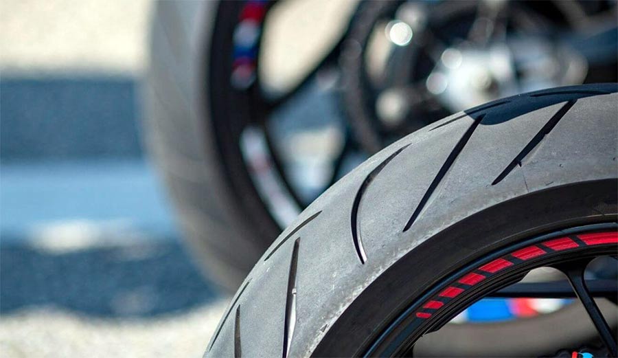 Pilih Ban Tubeless atau biasa untuk motor matic